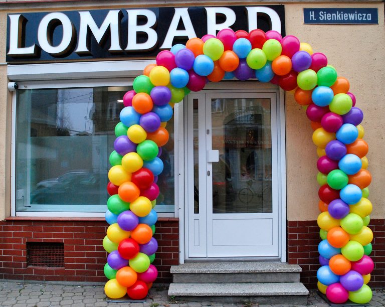Kolorowa brama z balonów na otwarcie Lombardu