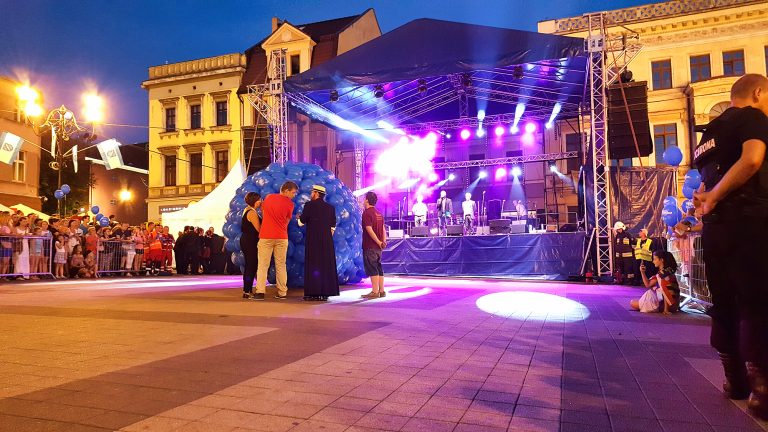 Organizatorzy pod naszym nadzorem zaraz wypuszczą 1000 balonów z helem