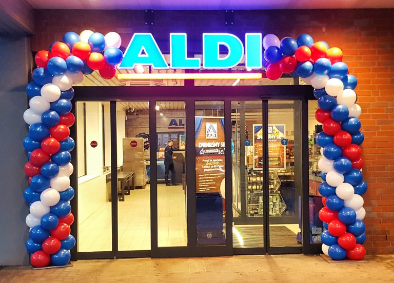 Brama z balonów na otwarcie marketu Aldi