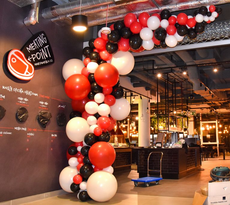Organiczna dekoracja z balonów na otwarcie restauracji Meating Point