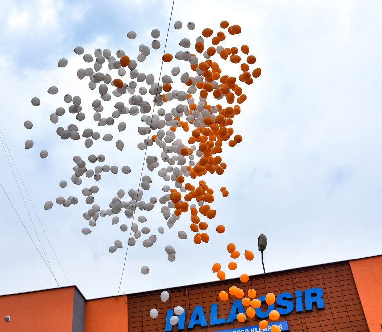 Balony z helem w Dzierżoniowie odlatują po wyupuszczeniu