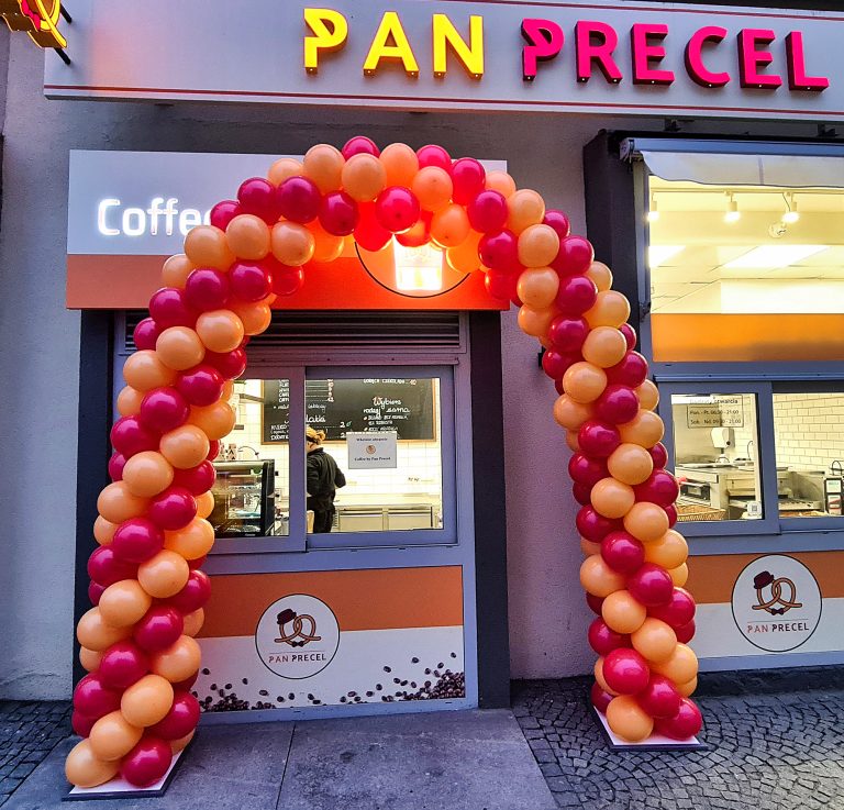 Brama z balonów na otwarcie lokalu Pan Precel