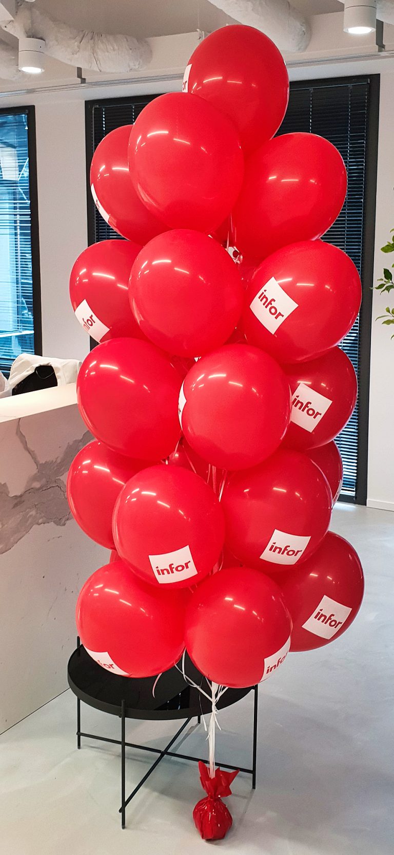 Bukiet balonów z helem na recepcji firmy