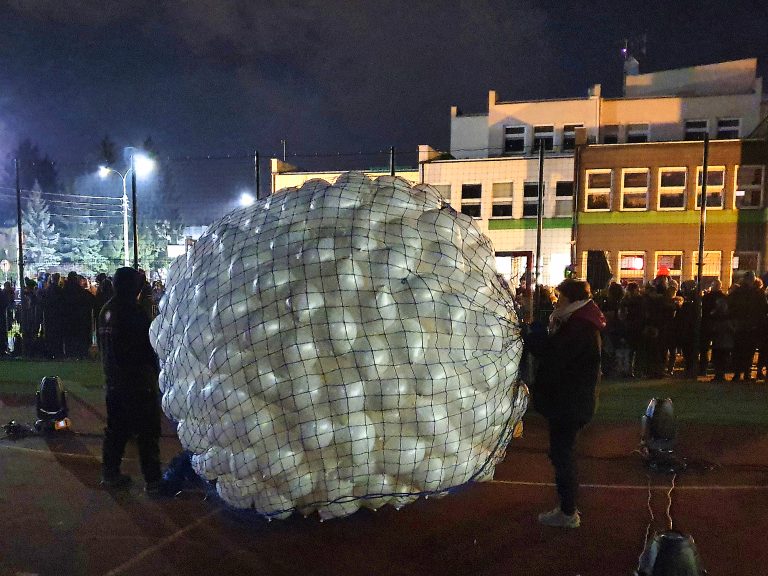 Balony z helem w czasie finału WOŚP czekają na puszczenie