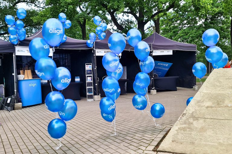 Balony z helem jako dekoracje na imprezie plenerowej