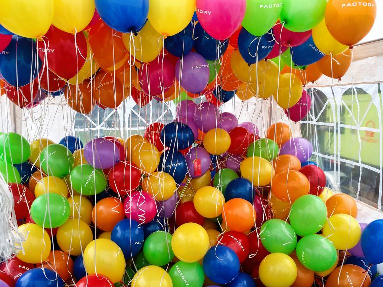 Kolorowe balony z nadrukiem napełnione powietrzem i helem