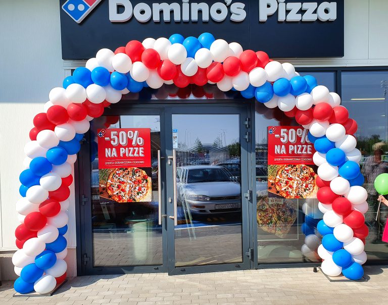 Brama z balonów na otwarcie lokalu Domino's Pizza