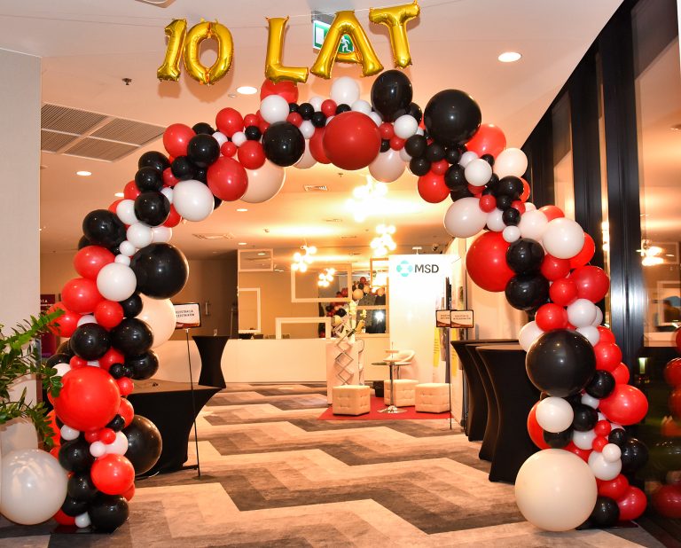 Brama z balonów na 10 lat firmy