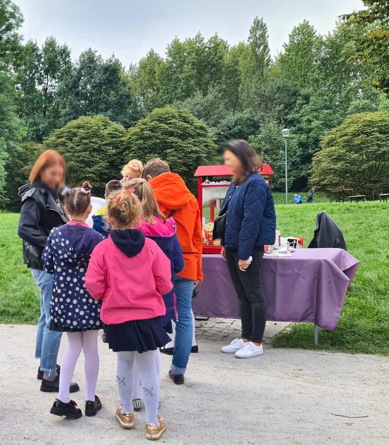 Kolejka chętnych na watę cukrową i popcorn na pikniku osiedlowym we Wrocławiu