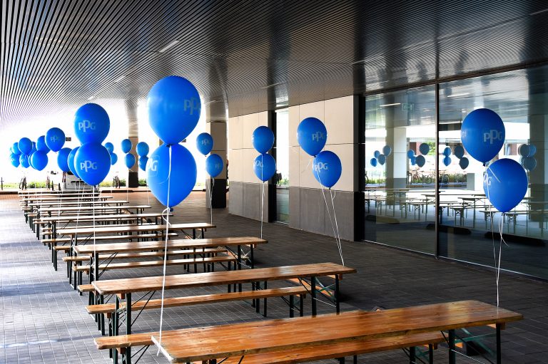 Balony z helem jako dekoracje stołów na event firmowy