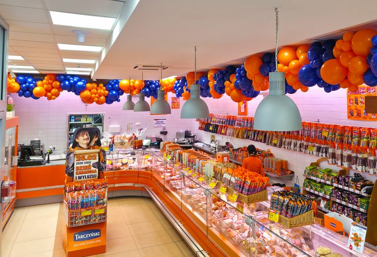 Organiczna dekoracja z balonów w sklepie firmowym