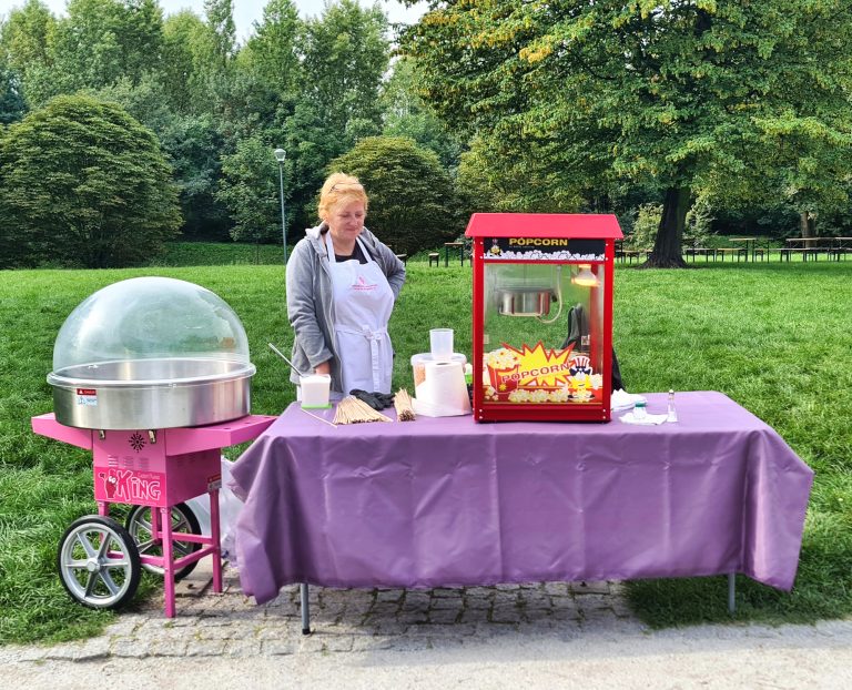 Wata cukrowa i popcorn jako atrakcja na pikniku osiedlowym