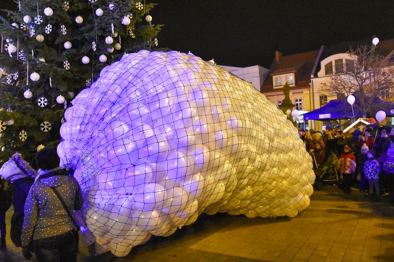 1000 balonów napełnionych helem czeka na wypuszczenie na rybnickim Rynku