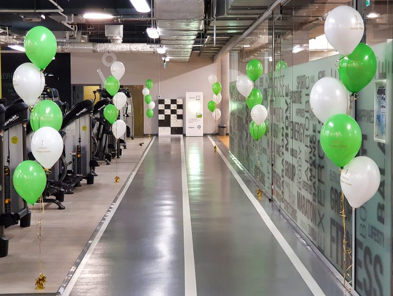 Balony z helem na urodziny siłowni