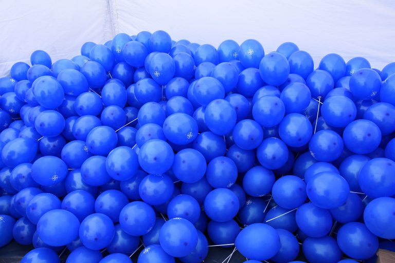 Nadrukowane balony założone na patyczki.