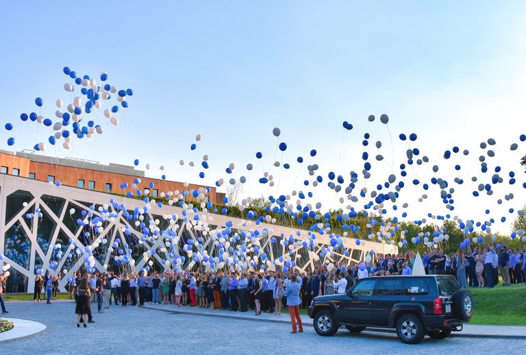 Puszczenie balonów z helem przez pracowników firmy