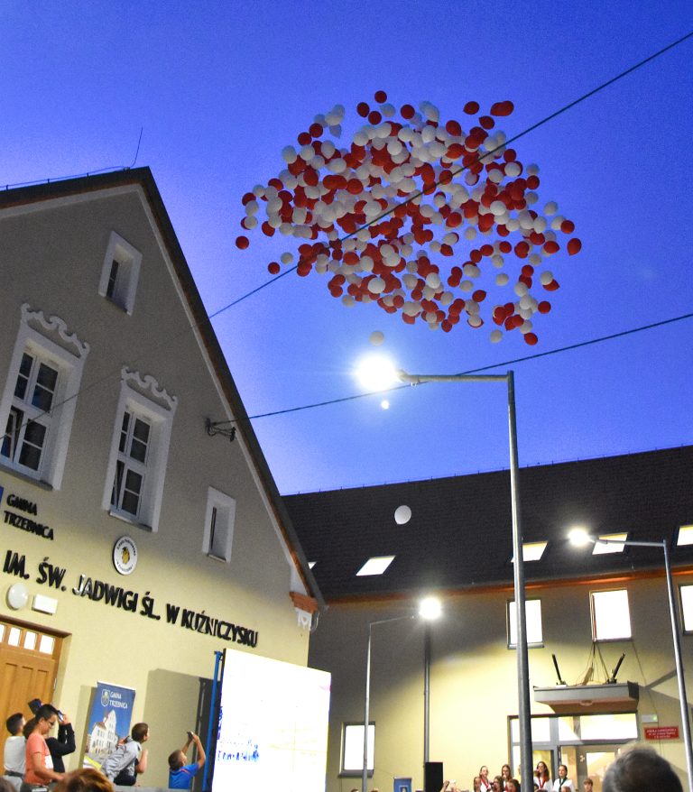 Puszczenie balonów helowych jako niespodzianka na otwarciu szkoły w Kuźniczysku