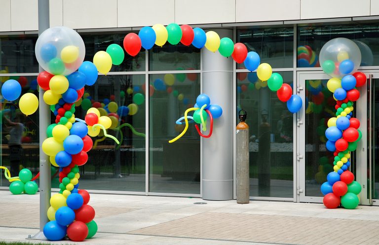 Dekoracja z balonów na patio biurowca na event firmowy
