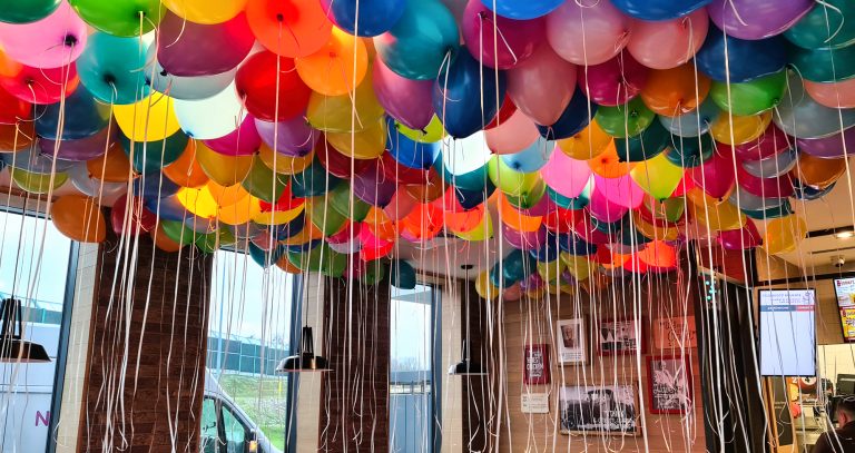 Balony z helem na otwarcie restauracji KFC