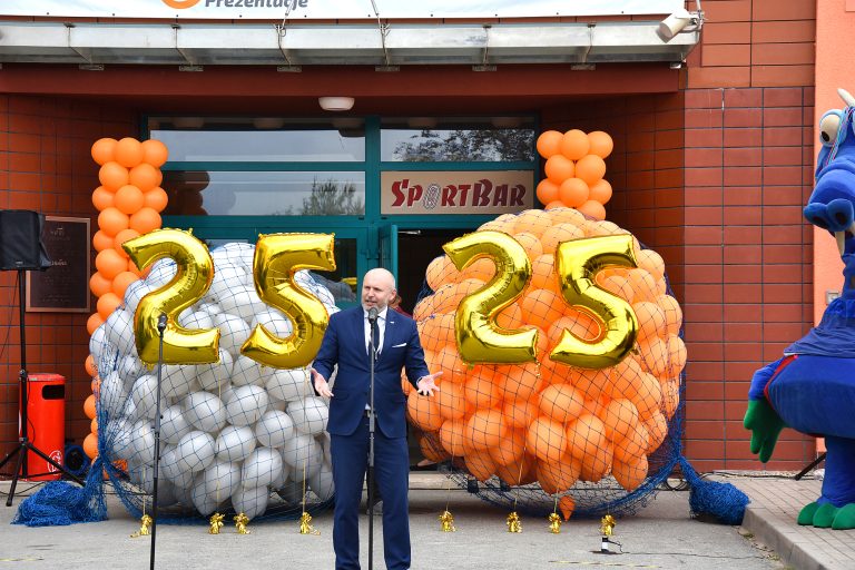 Czekamy na sygnał do wypuszczenia balonów w czasie uroczystości w Dzierżoniowie
