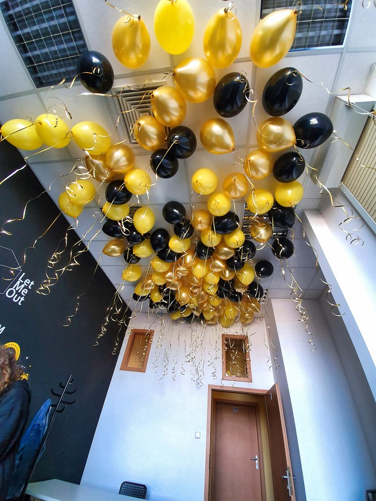 Balony z helem na imprezę w pokoju zagadek