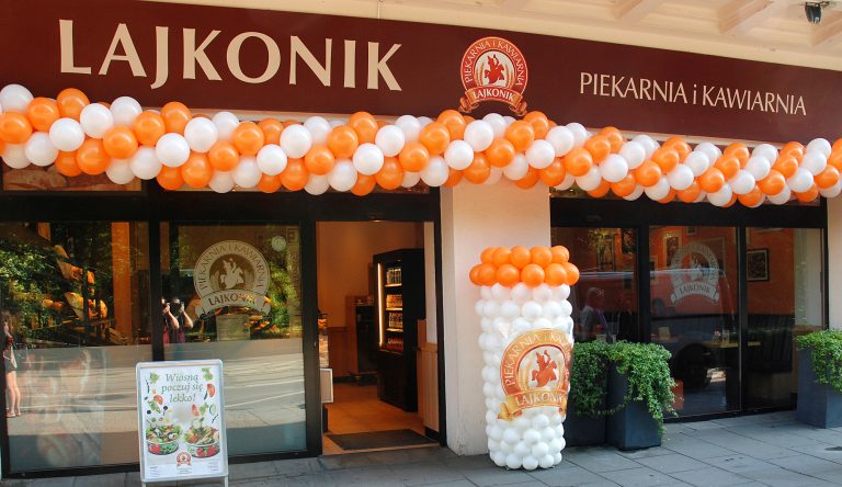 Dekoracje na dworze z okazji otwarcia Piekarnio Kawiarni Lajkonik
