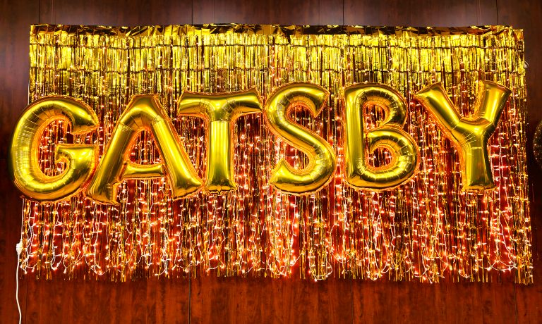 Napis Gatsby z balonów