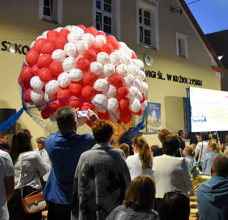 Balony z helem przygotowane do wypuszczenia z okazji otwarcia szkoły w Kuźniczysku