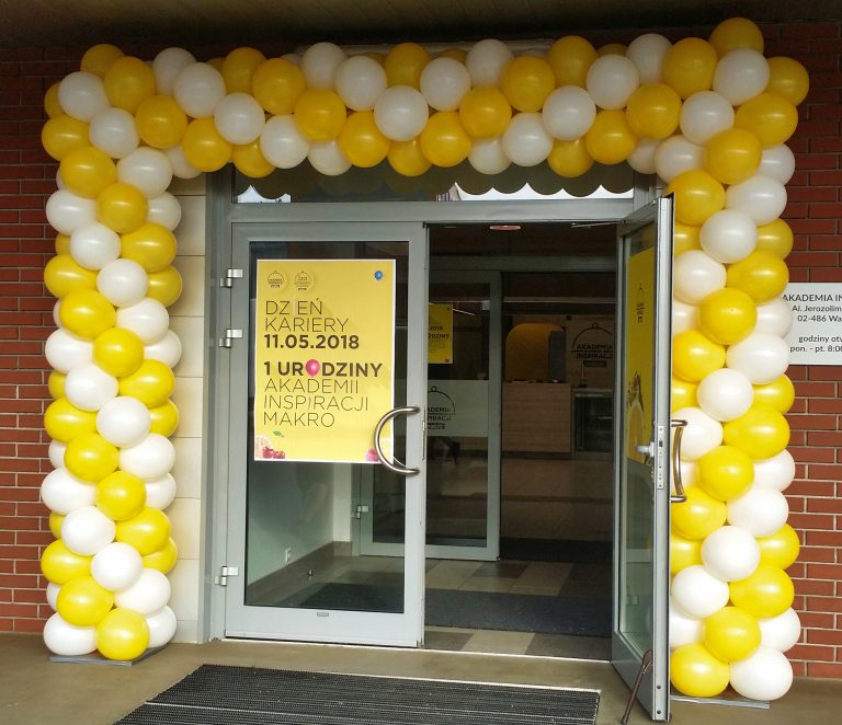 Brama z balonów na otwarcie Akademii Inspiracji Makro