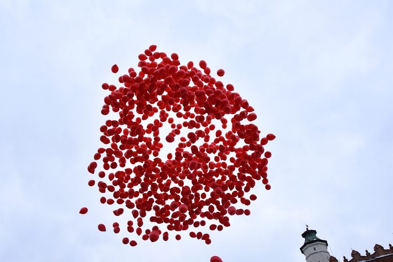 1000 wypuszczonych balonów helowych leci do nieba
