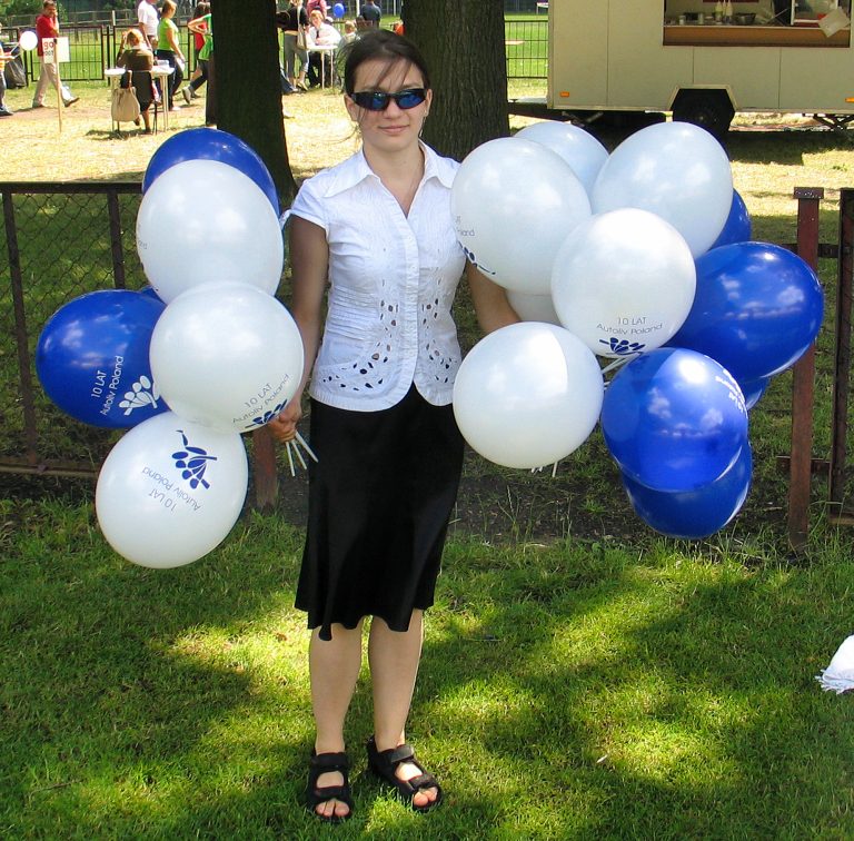 Balony z logo firmy założone na patyczki na pikniku