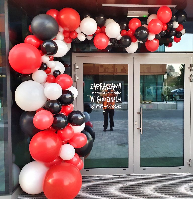 Organiczna dekoracja z balonów na otwarcie restauracji