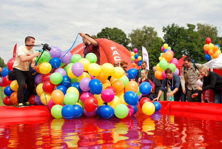 Wrzucanie do basenu balonów z kuponami