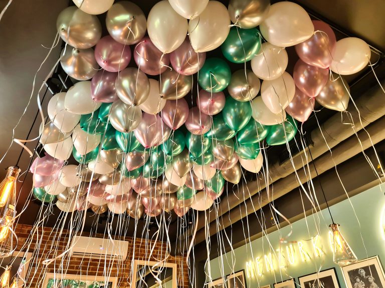 Balony z helem na urodziny kawiarni Menzurka