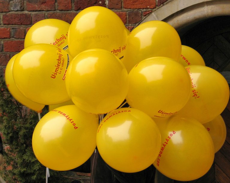 Balony z nadrukiem założone na patyczki
