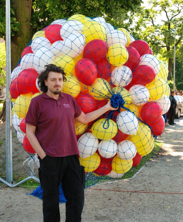 Z siatką 300 balonów helowych przygotowanych do wypuszczenia