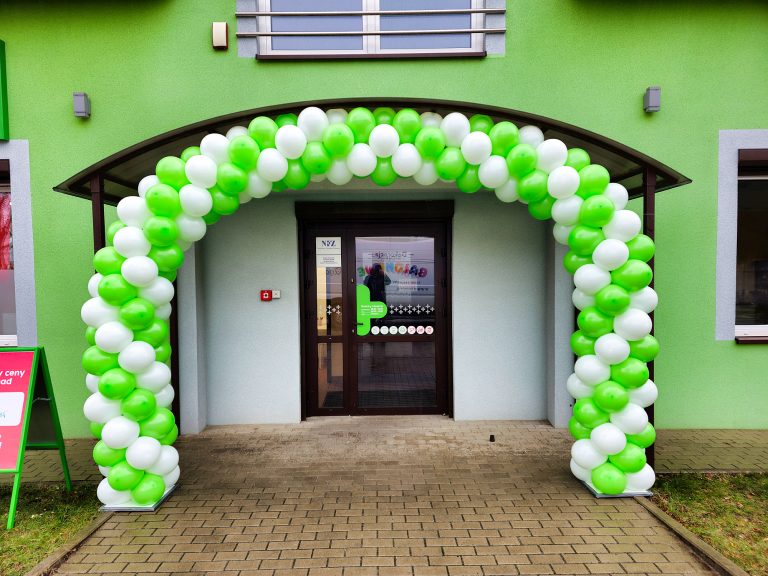 Brama z balonów na otwarcie apteki DrMax