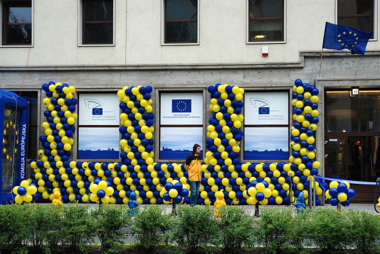 Ściana z balonów na ścianie budynku
