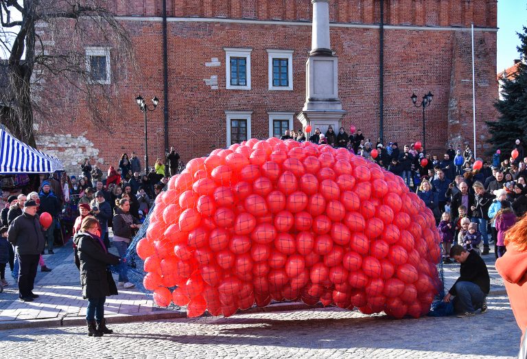 Siatka z tysiącem balonów helowych gotowych do wypuszczenia