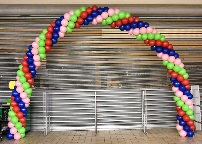 Brama z balonów na urodziny hipermarketu Auchan