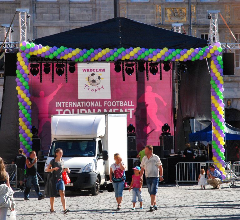 Balonowa dekoracja sceny na wrocławskim Rynku