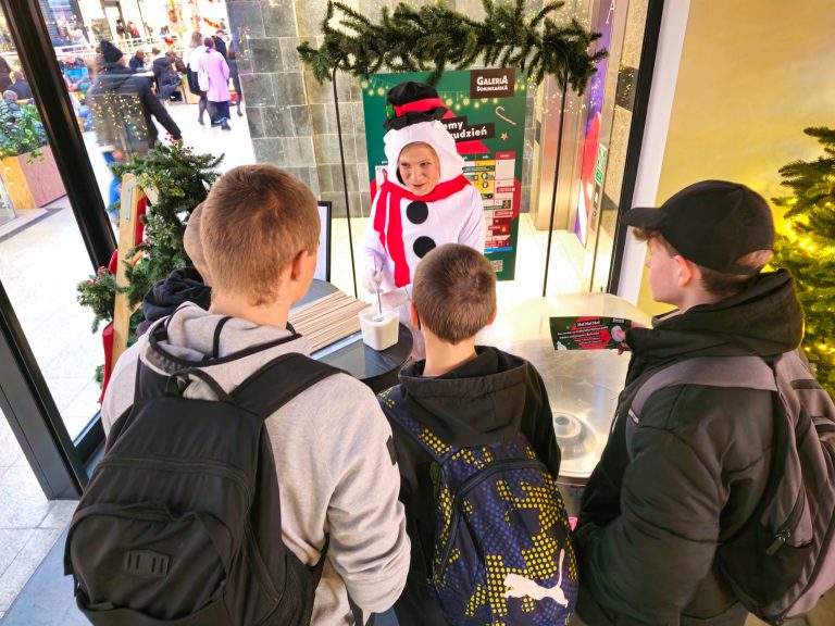 Wata cukrowa na mikołajkowym evencie w Galerii Dominikańskiej