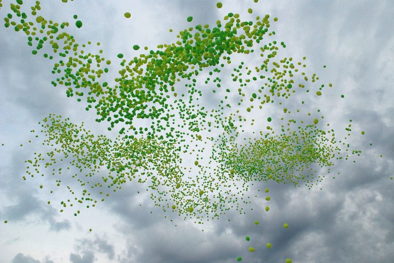 9000 balonów helowych po wypuszczeniu