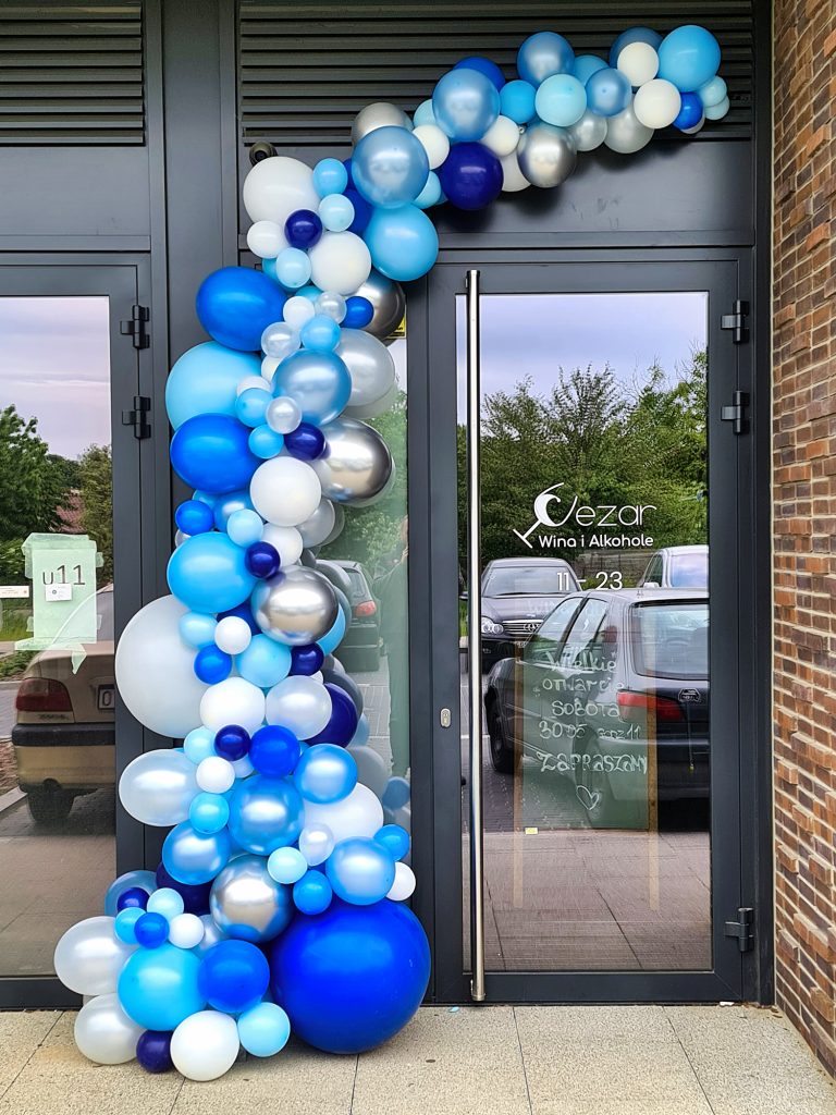 Organiczna dekoracja z balonów na otwarcie