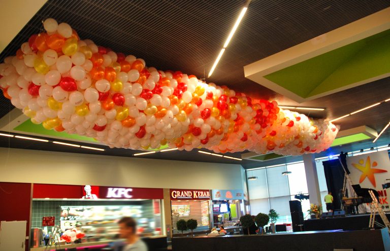 3000 balonów gotowych do zrzucania na otwarcie Galerii w Tarnowie