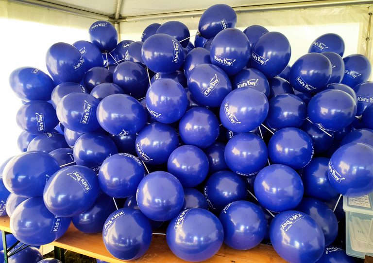 Balony z nadrukiem założone na patyczki