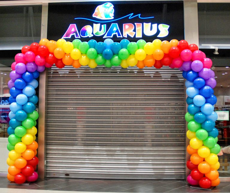 Brama z balonów na otwarcie salonu Aquarius