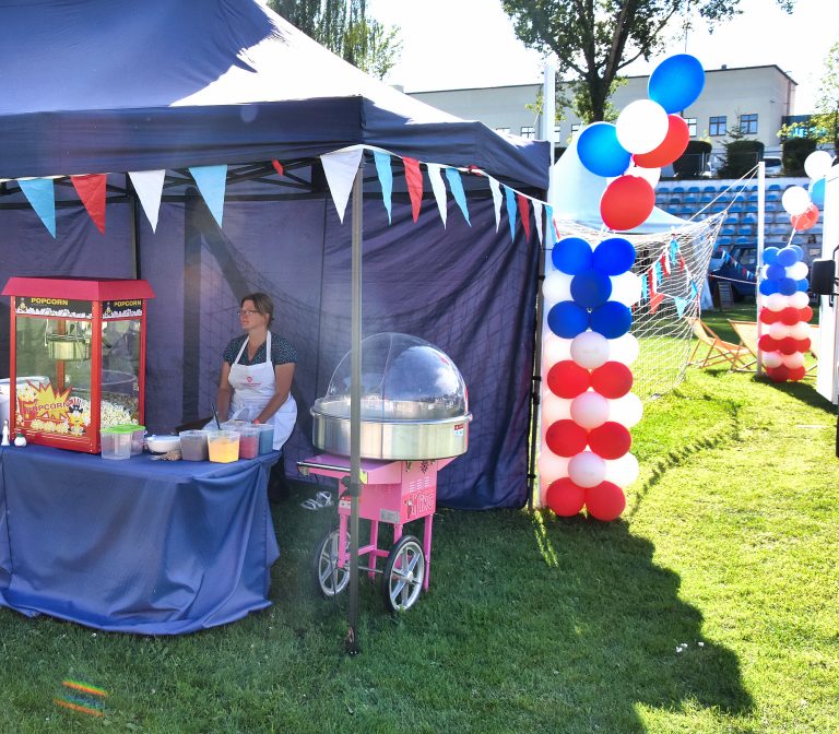 Stoisko z watą cukrową i popcornem na pikniku w stylu amerykańskim