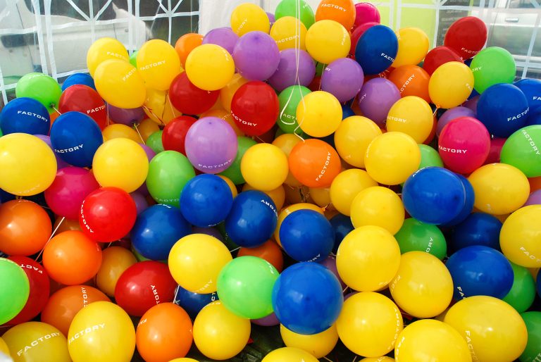 Wielokolorowe balony z nadrukiem założone na patyczki
