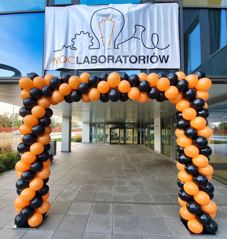 Brama z balonów na Noc Laboratoriów